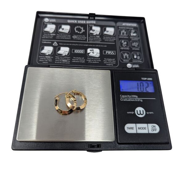 14K Yellow Gold Faceted Hoop Earrings – Italy Marked, 1.02g, 20mm Diameter - Picture 2 of 4